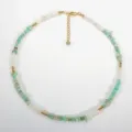 Collier de perles en pierre naturelle irrégulière vert menthe avec chaîne dorée - Collier en Pierre Naturelle Irrégulière / Vert menthe