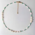 Détail du collier élégant fait main avec des perles naturelles et des perles vert menthe - Style Perlé Vert Menthe