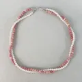 Collana a doppio filo con perle bianche e grani rosa in un elegante design a treccia - Rosa