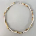 Vista dettagliata della collana a doppio filo intrecciato con perle bianche e pietre - Marrone