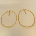Nahaufnahme von zwei eleganten goldenen Vintage-Panzerketten auf Goldhintergrund. - 0.5cm Breite Kette