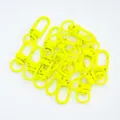 Gros plan sur des mousquetons à ressort en métal jaune fluo pour les loisirs créatifs. - 06
