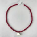 Primer plano de collar de cuentas rojas con colgante de perla lágrima y cierre de barra plata - Collar Colgante Blanco