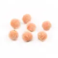 Dettaglio macro di pompon in finta pelliccia di visone pesca 17 mm con asole dorate per fai da te - 10 Pezzi/Confezione / Rosa Pesca (15)