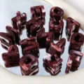 Primo piano dettagliato di perle di lettere in acrilico marmorizzato rosso scuro con fori grandi. - 5 Pezzi/Confezione / 07# rosso scuro
