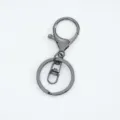 Accesorio de llavero de aleacion metalica color gunmetal con mosqueton y anilla - 1 Pieza / Negro de Humo