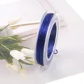 Primer plano detallado de la bobina de hilo elastico azul oscuro con textura. - Azul marino