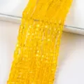 Nahaufnahme von leuchtend gelben facettierten 4mm quadratischen Glaskristallperlen - 4mm about 96 / Leuchtgelb