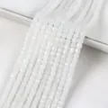 Makroansicht von facettierten milchweißen Glasquadratperlen mit feinen Schliffdetails. - 4mm about 96 / Milchweiß