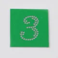 Vista dettagliata di modello strass quadrato verde con numero tre perforato per fai da te. - modello 3