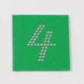 Dettaglio modello strass DIY, foglio quadrato verde con motivo a numero quattro perforato. - 4