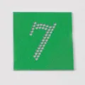 Dettaglio del modello in strass verde con numero sette perforato per artigianato. - 7