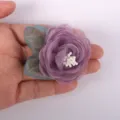 Close-up van de paarse organza stoffen bloem, ideaal haarspeld en broche accessoire voor DIY. - 03 Paars