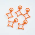 Vue détaillée de cinq mousquetons orange en forme d'étoile pour porte-clés DIY - 1 Pièce / Orange