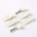 Vue rapprochée de pinces à cheveux carrées en tissu crème pour accessoires de cheveux DIY. - Pince Bec de Canard Carrée Semi-Enveloppée / Blanc Cassé