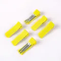 Vue détaillée de pinces crocodiles jaunes recouvertes de tissu pour accessoires de cheveux DIY. - Pince Bec de Canard Carrée Semi-Enveloppée / Jaune