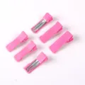 Vue détaillée de barrettes crocodiles en tissu rose pour accessoires cheveux DIY - Pince Bec de Canard Carrée Semi-Enveloppée / Rose