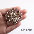 Detaillierte Nahaufnahme eines 4,7 cm großen Glas-Strass-Patches in Blumenform für Kleidung - Style 17 (Gold)