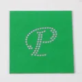 Modello di trasferimento strass fai-da-te con foglio quadrato verde e lettera P perforata. - Lettera P