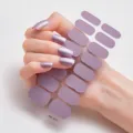 Primer plano de pegatinas de uñas moradas metalizadas en la mano, mostrando la textura. - Púrpura Metálico (RM002)