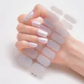 Vista detallada de pegatinas para uñas de color blanco perla metálico aplicadas en uñas. - Púrpura Claro Metálico (RM003)
