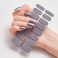 Vista detallada de pegatinas para uñas gris metalizado en uñas de manos elegantes - Púrpura Grisáceo Metálico (RM004)