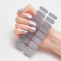 Detalle de pegatinas de uñas metálicas plateadas aplicadas en la mano - Plata Metálico (RM005)