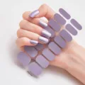 Detalle de pegatinas para uñas de color morado metalizado sobre uñas largas - Textura Púrpura Metálico (RM006)