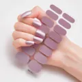 Detalle de las pegatinas de uñas color lila metalizado aplicadas en las uñas. - Lavanda Metálico (RM007)