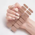 Primer plano de pegatinas de esmalte de uñas nude beige metálico de 16 piezas en la mano - Oro Champán Metálico (RM009)