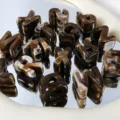 Perline di lettere in agata acrilica perline sfuse foro grande per creazione di gioielli. - 5 Pezzi/Confezione / Caffè