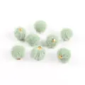 Dettaglio di ciondoli a pompon in finta pelliccia verde menta da 17mm per gioielli fai-da-te. - 10 Pezzi/Confezione / Verde Menta (12)