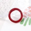 Primer plano del anillo de metal rojo, gancho de resorte pintado duradero para bolsos. - 20mm / Rojo Vino