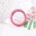 Primer plano de anillo de resorte de metal rosa con acabado de pintura, ideal para joyería DIY. - 20mm / Rosa Oscuro