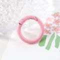 Primer plano detallado de un anillo de resorte metálico de color rosa con acabado liso. - 20mm / Rosa Flor de Cerezo