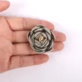 Fleur de rose en tissu 3D faite à la main pour broche DIY et décorations de mariage. - Vert clair