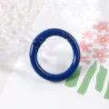 Primer plano de un mosquetón de resorte redondo azul vibrante, accesorio metálico. - Azul Real