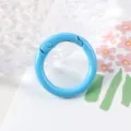 Primer plano detallado del anillo de resorte de metal azul, ideal para accesorios de joyería. - Azul Claro