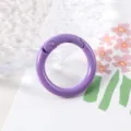 Vista detallada del anillo de resorte de metal morado, accesorio versátil para manualidades. - Morado Oscuro