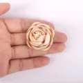 Accessoire de fleur de rose en tissu 3D fait main présenté sur la paume pour la taille - Abricot