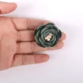Fleur de rose en tissu 3D vert foncé tenue en main pour l'échelle, détail accessoire DIY - Vert