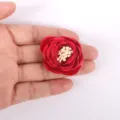 Gros plan d'une fleur de rose 3D en tissu rouge faite à la main pour le DIY - Rouge