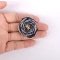 Vue détaillée d'un accessoire fleur de rose en tissu 3D gris fait main tenu pour référence - Gris