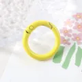 Mosquetón de anillo de resorte de metal pintado colorido para la fabricación de joyas. - Amarillo