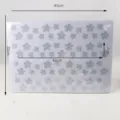 Dettaglio delle toppe in strass a forma di fiore per abbigliamento, dimensioni foglio 45x30 cm - Bianco AB (306)