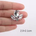 Weisse Strass Applikation Blumen Handwerk DIY Kleidung und Schuhe Zubehoer 2.0x2.1cm - Stil 67 / Weiß