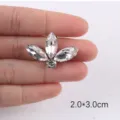 Weißer Kristall Strass Blumen Applikation Bügelbild DIY Kleidung Schuh Zubehör 2x3cm - Stil 68 / Weiß