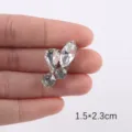 Nahaufnahme des Glas-Strass-Aufnähers zeigt glänzende facettierte Steine und Details. - Stil 70 / Weiß