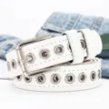 Detalle de cinturón blanco estilo punk con ojales metálicos plateados y hebilla clásica - 105cm / Blanco