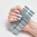 Vista detallada de las pegatinas para uñas verde azulado metálico en uñas y hoja original - Azul Verdoso Metálico (RM010)